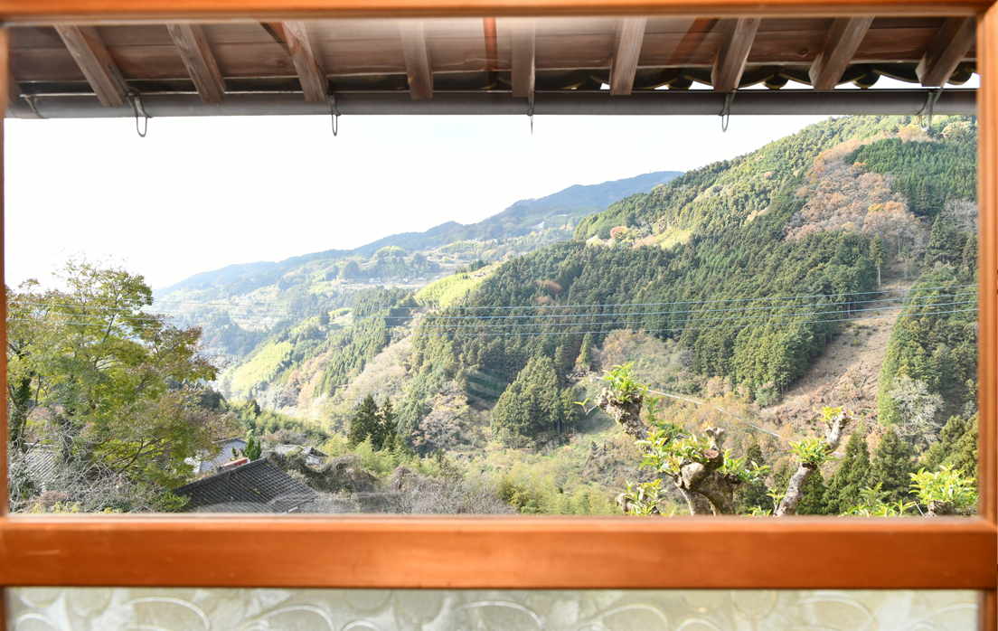 山の絶景と向き合う、静寂の時間