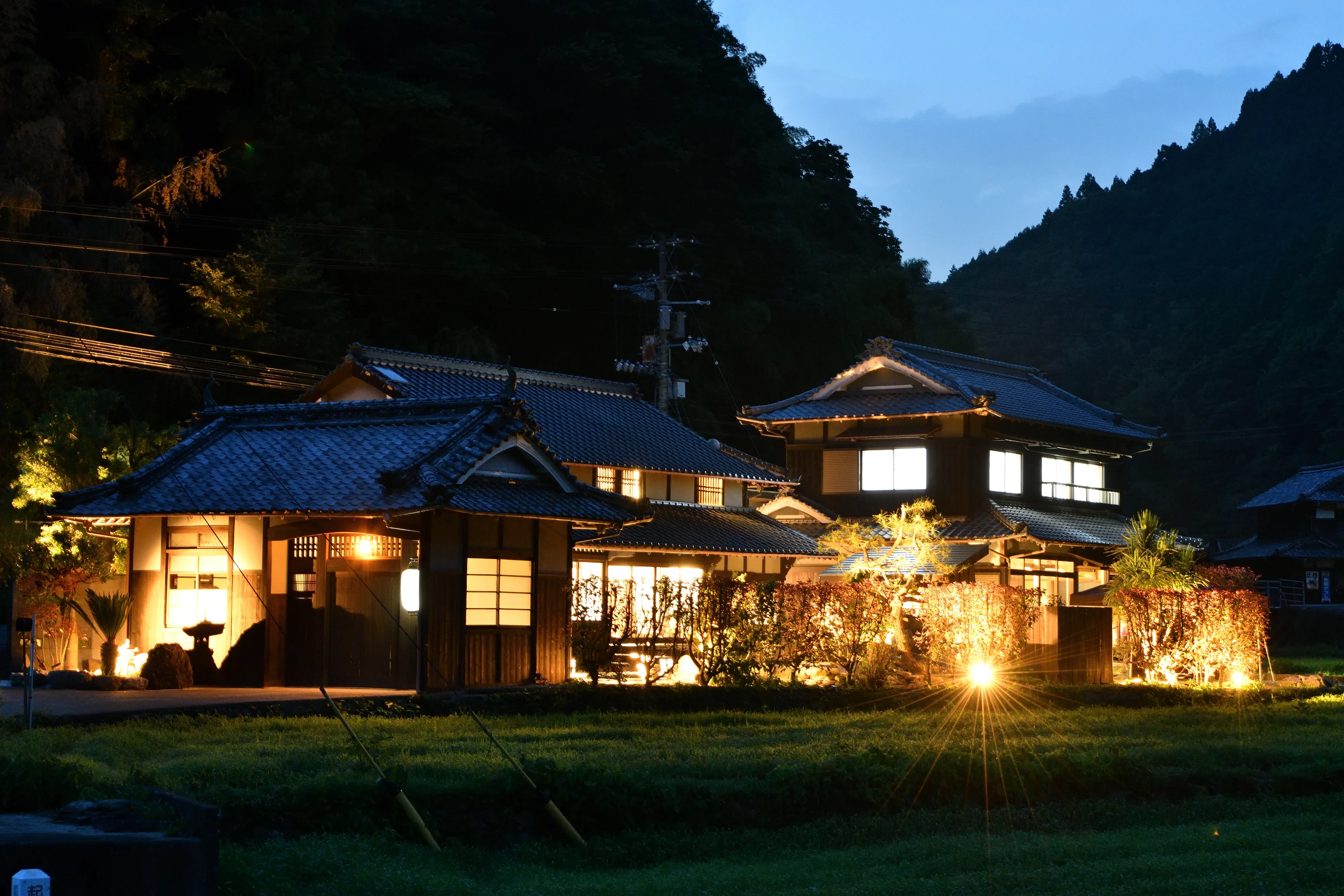 灯りに包まれる、夜の里山時間